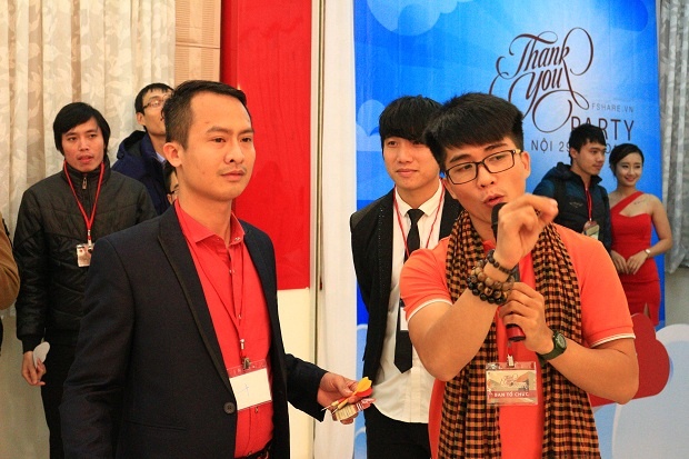 <p> Không khí buổi tiệc tri ân còn được khuấy động với nhiều trò chơi vui nhộn. Trong đó trò phi tiêu khiến khách hàng rất hào hứng. Nhiều phần quà ý nghĩa như mũ bảo hiểm, tai nghe, gậy chụp ảnh, áo mưa, ấm chén... đã được BTC trao tặng cho người chơi.</p>