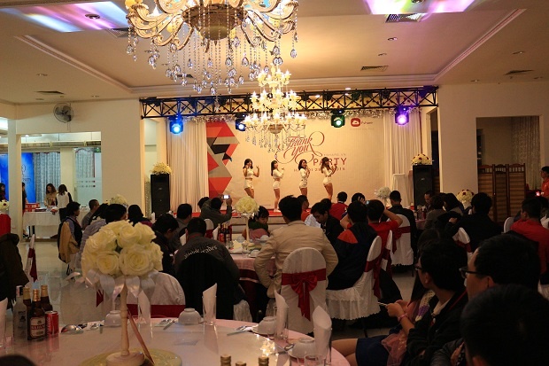 <p> <span style="color:rgb(0,0,0);">Tối ngày 29/12, gần 80 khách hàng, đối tác là các uploader, quản trị các diễn đàn đã tham dự buổi tiệc tri ân của Fshare (FPT Telecom) tại Trung tâm Hacinco Thái Thịnh, Hà Nội. </span><span style="color:rgb(0,0,0);">Đây là sự kiện được Fshare tổ chức thường niên nhằm cảm ơn những đối tác đã có nhiều đóng góp cho sự phát triển của đơn vị. </span></p>