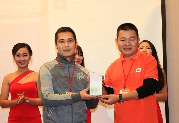 <p> Cuối chương trình, BTC đã quay số trực tiếp trên random.org để tìm ra chủ nhân của giải thưởng lớn nhất. Theo đó, anh Nguyễn Văn Hùng, thành viên diễn đàn công nghệ HDVietnam, đã trở thành người may mắn trúng thưởng chiếc Galaxy Note 5. "Tôi rất bất ngờ và hạnh phúc khi là người thứ hai của HD Việt Nam trúng giải thưởng đặc biệt này. Buổi tiệc thật hoàn hảo và những vị khách rất tuyệt vời. Tôi sẽ luôn luôn ủng hộ Fshare", anh bày tỏ.</p>