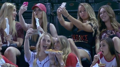 <p> Khi các thiếu nữ đi xem bóng chày, họ sẽ làm gì? Camera quay trực tiếp trận bóng chày của Arizona Diamondbacks đã ghi lại được cảnh các cô gái say sưa tạo dáng chụp ảnh mà không quan tâm gì tới diễn biến trận đấu.</p>