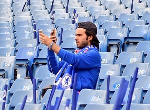 <p class="Normal"> Anh chàng cổ động viên này đang selfie lại khoảnh khắc anh đang selfie.</p>