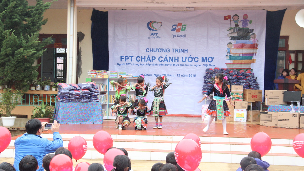 <p> Ngày 28/12, FPT Retail tiếp nối hành trình "FPT chắp cánh ước mơ" cho các em học sinh trường Tiểu học dân tộc bán trú Nùng Nàng, Tam Đường, Lai Châu.</p>