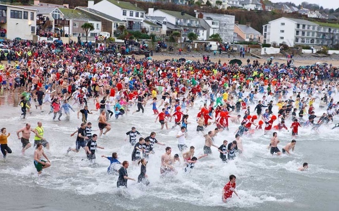 <p class="Normal" style="text-align:justify;"> Hơn 1.500 người đã bơi trong dòng nước băng giá để quyên tiền làm từ thiện tại Saundersfoot, Wales, một số người thậm chí còn nói đùa rằng nước lạnh là giải pháp hoàn hảo để hết nôn nao sau khi uống say trong tiệc năm mới.</p>