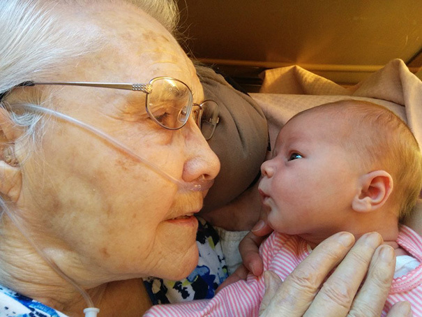 <p class="Normal"> <span>Cụ bà 92 tuổi lần đầu gặp chắt gái 2 ngày tuổi. </span></p>