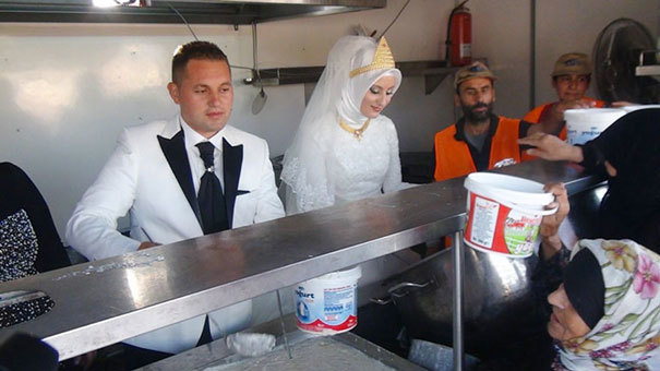 <p class="Normal"> Cô dâu và chú rể Thổ Nhĩ Kỳ dành ngày cưới để phân phát đồ ăn cho 4.000 người tị nạn. </p>