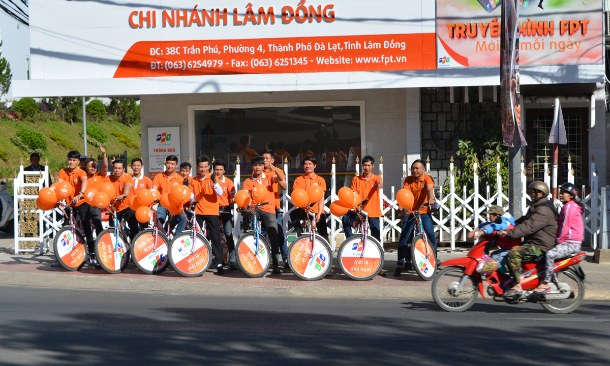 <p class="Normal"> Tham gia Festival hoa Đà Lạt 2015, diễn ra từ 28/12/2015 đến 3/1, Truyền hình FPT mang đến chuỗi hoạt động đặc sắc với mục tiêu giới thiệu và quảng bá hình ảnh tới người dân tỉnh Lâm Đồng và du khách. Các hoạt động gồm: roadshow xe đạp đôi, tham dự gian hàng hội chợ thương mại, pano giới thiệu Truyền hình FPT tại phố đi bộ Hòa Bình...</p> <p class="Normal"> Ảnh CBNV chi nhánh Lâm Đồng trước khi xuất phát tại trụ sở.</p>