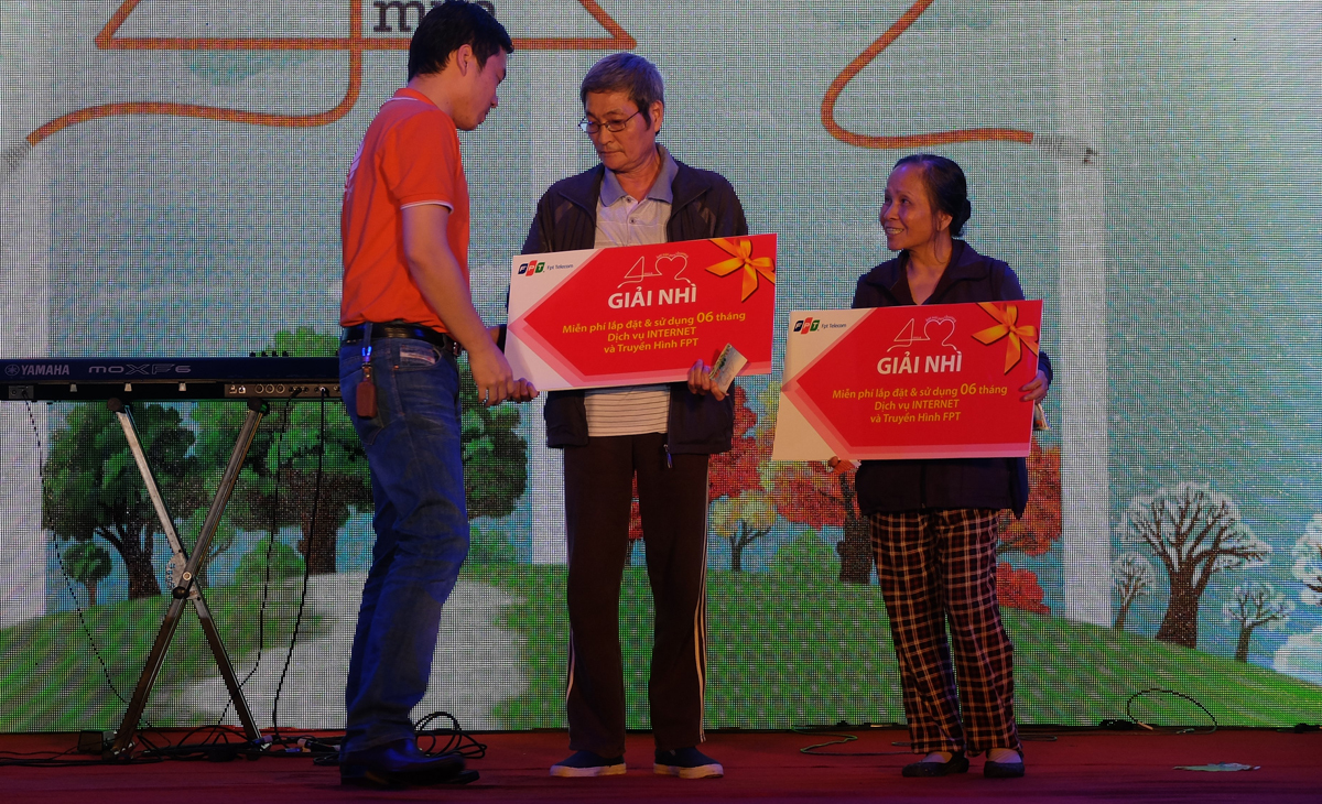 <p> Anh Nguyễn Anh Đức, GĐ FPT Telecom khu vực Hà Nội trao giải Nhì cho hai vị khách may mắn có mặt trong đêm Gala.</p>