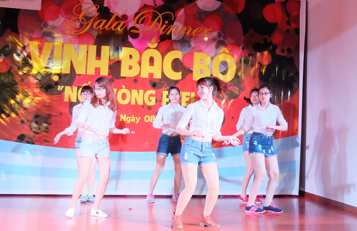 <p class="Normal"> Màn sexy dance bốc lửa của các cô gái đội chủ nhà Hưng Yên khiến các khách mời cực kỳ phấn khích. Tiếng vỗ tay vang dội cả khán phòng.</p>