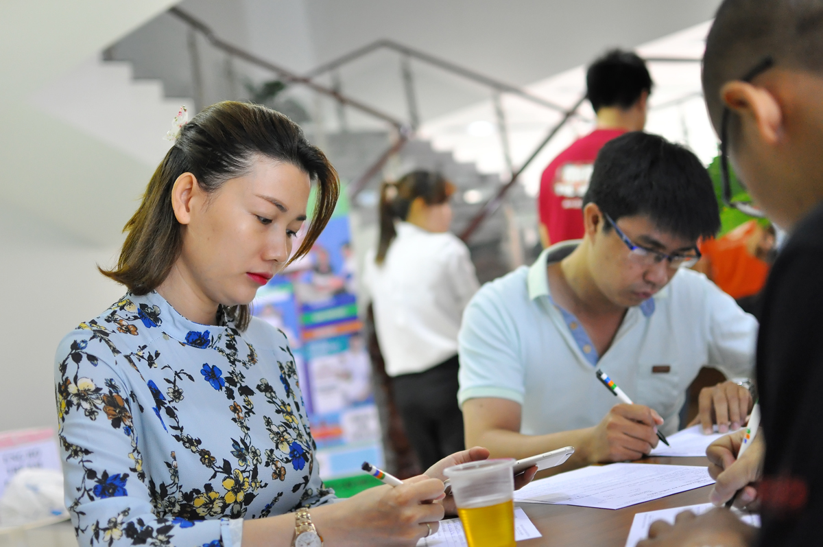<p> Ngày hội hiến máu "Tiếp nguồn sinh khí" được tổ chức tại tòa nhà FPT Tân Thuận, quận 7, TP HCM. Năm 2015, hàng nghìn cán bộ nhân viên (CBNV) tập đoàn tham gia nghĩa cử cao đẹp này, đóng góp gần 3.000 đơn vị máu cho cộng đồng.</p>