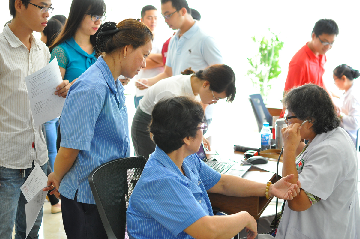 <p> Ngay cả đội ngũ tạp vụ làm việc tại tòa nhà cũng tranh thủ thời gian tham gia hiến máu cùng người FPT.</p>
