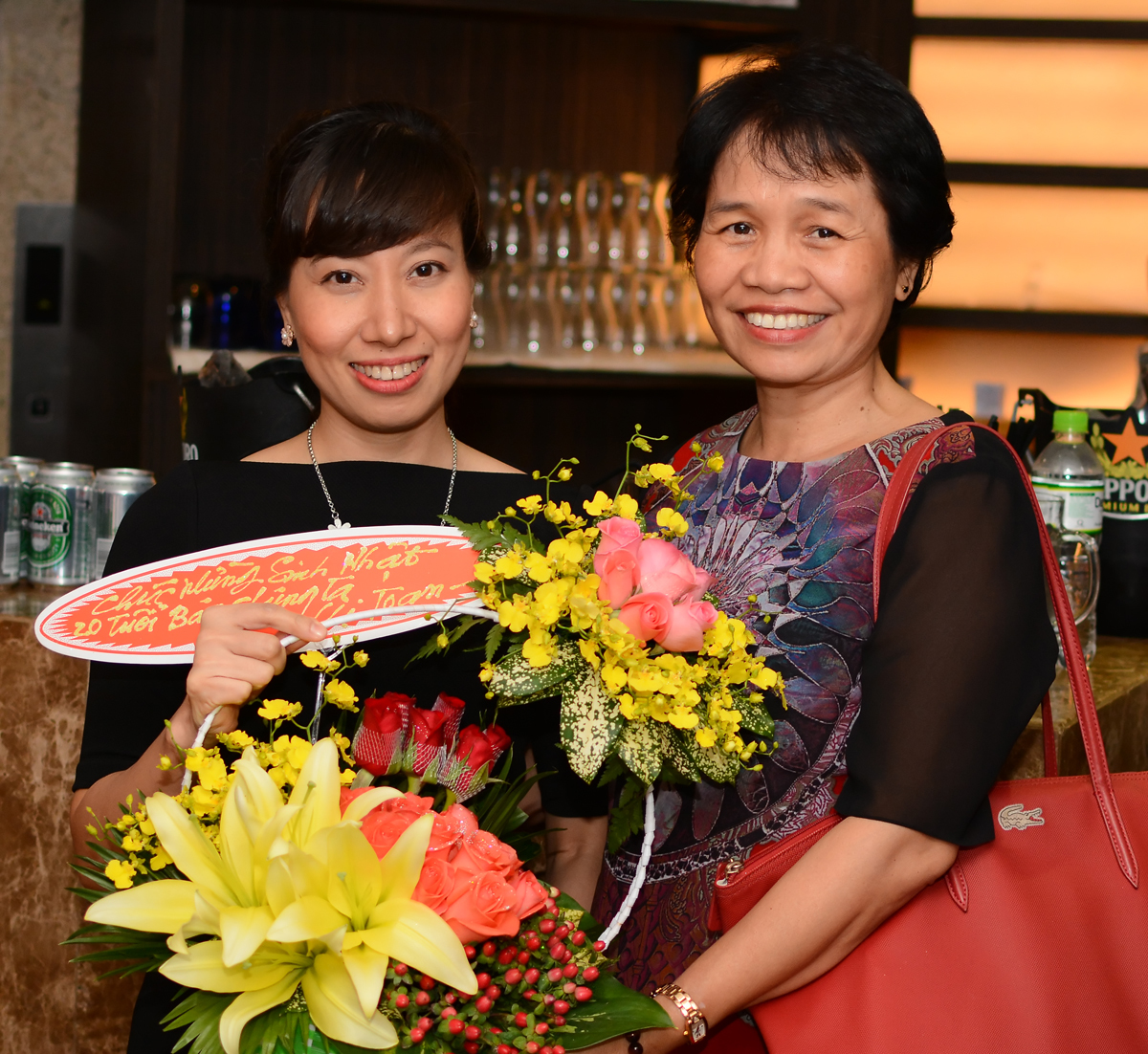 <p> Chị Phạm Thị Thanh Toan (bên phải) - GĐ Nhân sự FPT Telecom gửi hoa chúc mừng <em>Chúng ta</em> tròn 20 tuổi. </p>