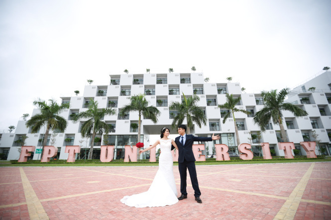 <p> Hình ảnh ngôi trường đẹp như mơ của ĐH FPT tại Hòa Lạc là nơi thực hiện bộ ảnh cưới của đôi bạn trẻ.</p>