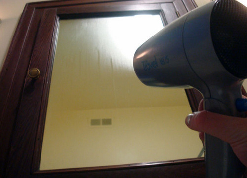 <p> Hơi nước bám trên cửa kính, gương cũng sẽ tan rất nhanh khi có hơi nóng chĩa vào.</p>
