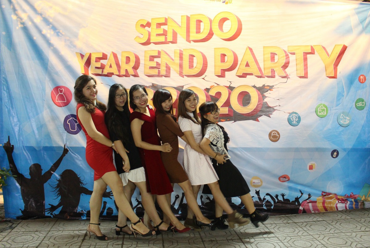 <p style="text-align:justify;"> Tiệc tất niên của sàn thương mại điện tử <a href="https://www.sendo.vn/">Sendo.vn</a> diễn ra chiều tối ngày 22/1 tại nhà hàng Hải Vị, quận 7, TP HCM. Với chủ đề 1B2020, sum up Sendo.vn năm nay hướng đến mục tiêu giá trị giao dịch đạt 1 tỷ USD vào năm 2020. Trong ảnh, các cô gái Sendo chụp ảnh tại backdrop chương trình. </p>