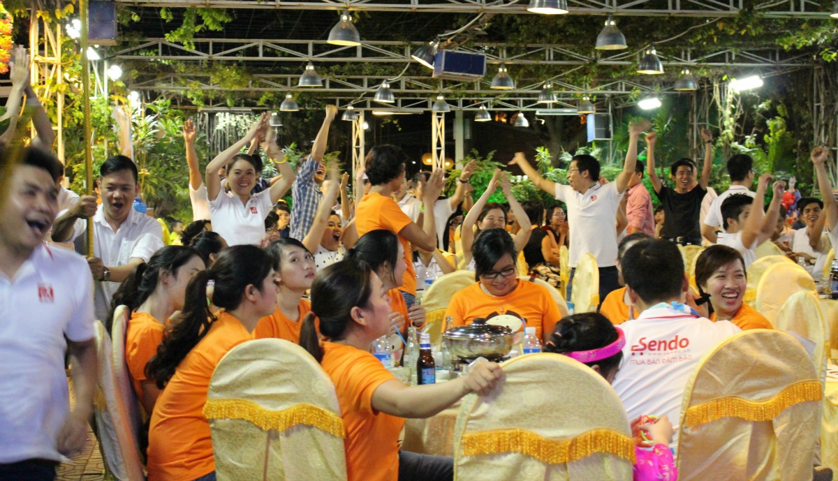 <p> Trung tâm kỹ thuật là đội được xướng tên chiến thắng trong phần thi trình diễn. Đội đứng vị trí tiếp theo là Kinh doanh. Vận hành về thứ ba. </p>