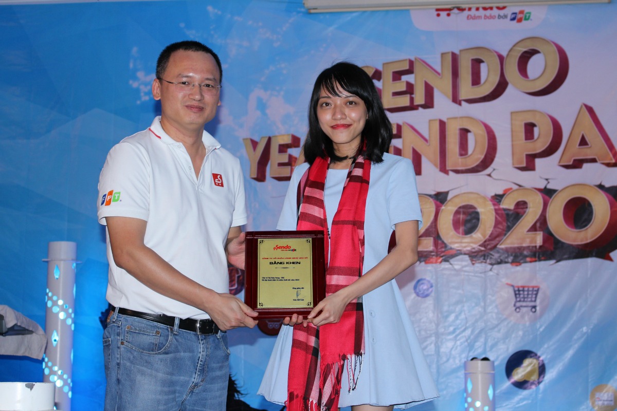 <p style="text-align:justify;"> Hạng mục "Những diễn viên xuất sắc nhất năm 2015" bắt đầu hé lộ chủ nhân. Đây là giải thưởng dành cho những nhân viên xuất sắc của sàn thương mại điện tử Sendo.vn trong năm qua. Lê Thị Thùy Trang từ phòng Marketing là người đầu tiên được xướng tên. </p>
