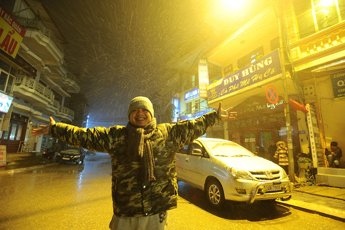 <p class="Normal"> Hơn 2h sáng ngày 24/1, tuyết bắt đầu rơi tại Sa Pa (Lào Cai). "Tuyết rơi rồi các mẹ nhé. Không phải gọi điện hỏi nữa nha", phóng viên Hoàng Giang Huy, Ban Thời sự VnExpress, là một trong những người đầu tiên đăng ảnh tuyết rơi. Đến 7h, tuyết đã phủ trắng Sapa.</p>