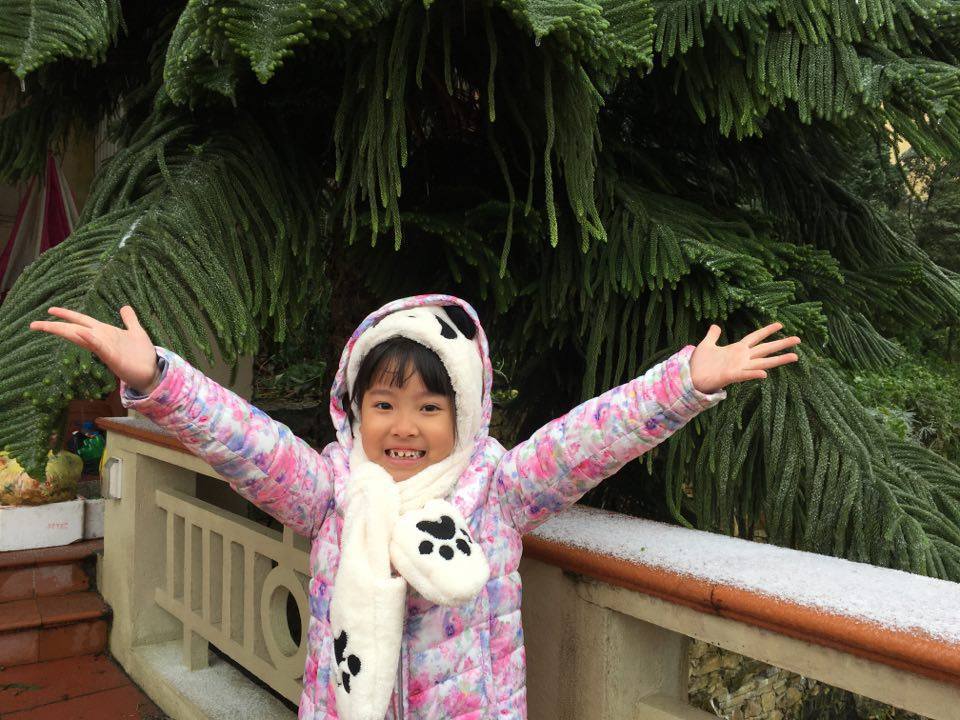 <p> Bé Nguyễn Tú Linh, con chị Tú, thích thú với không gian đầy tuyết.</p>
