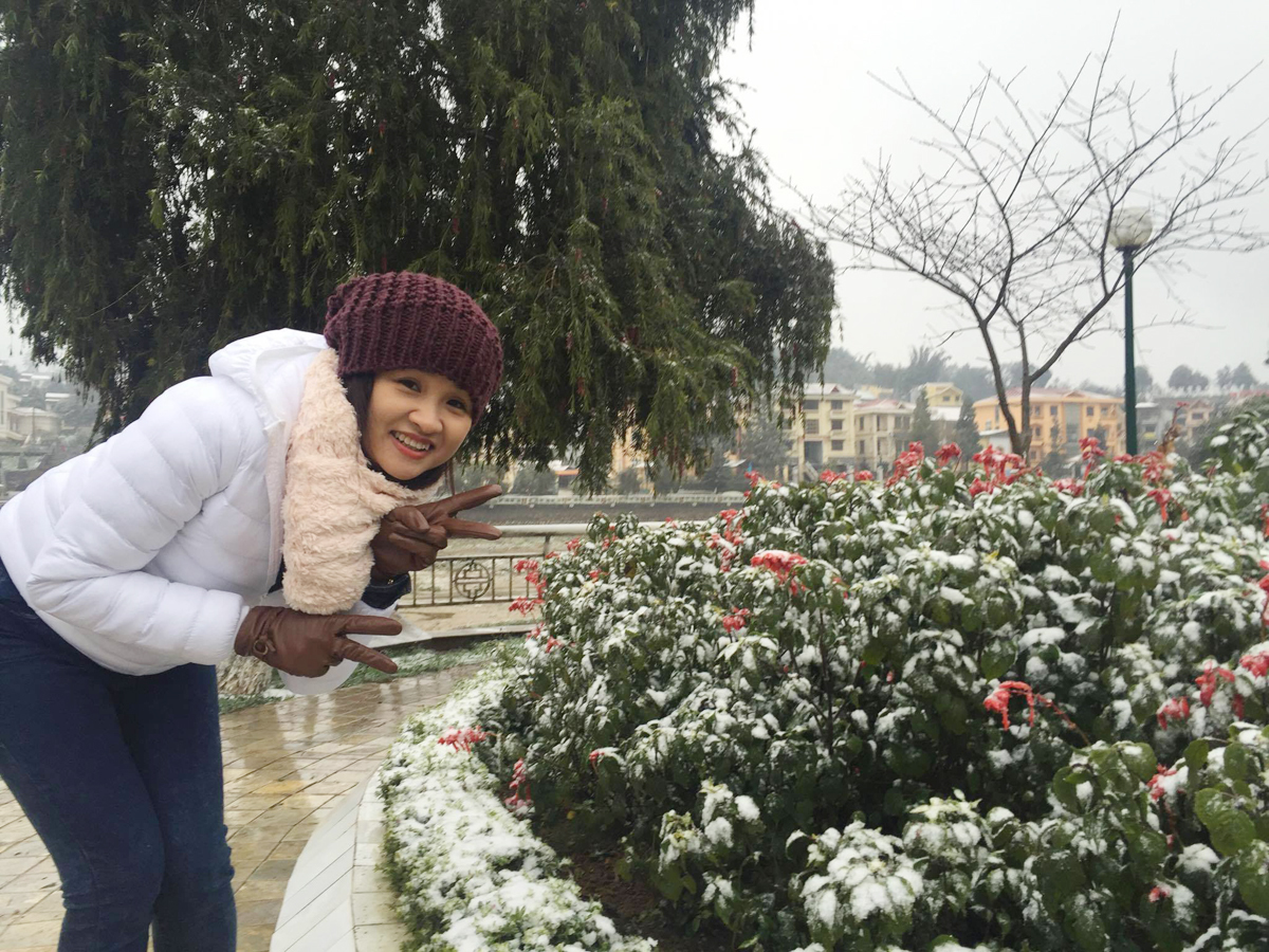 <p> Không canh <span style="color:rgb(0,0,0);">được khoảnh khắc tuyết rơi, chị Phùng Thu Trang, Trưởng Ban Truyền thông FPT Telecom, hài lòng với ảnh bên cạnh vườn hoa Sapa đầy băng tuyết.</span></p>