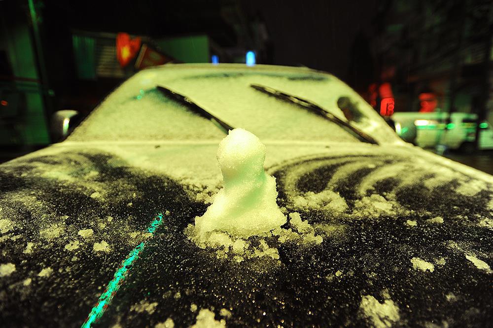 <p> Anh Huy cũng đăng ảnh tạo hình một chiếc Cup bằng tuyết trên nắp capo ôtô ở đường phố Sapa.</p>