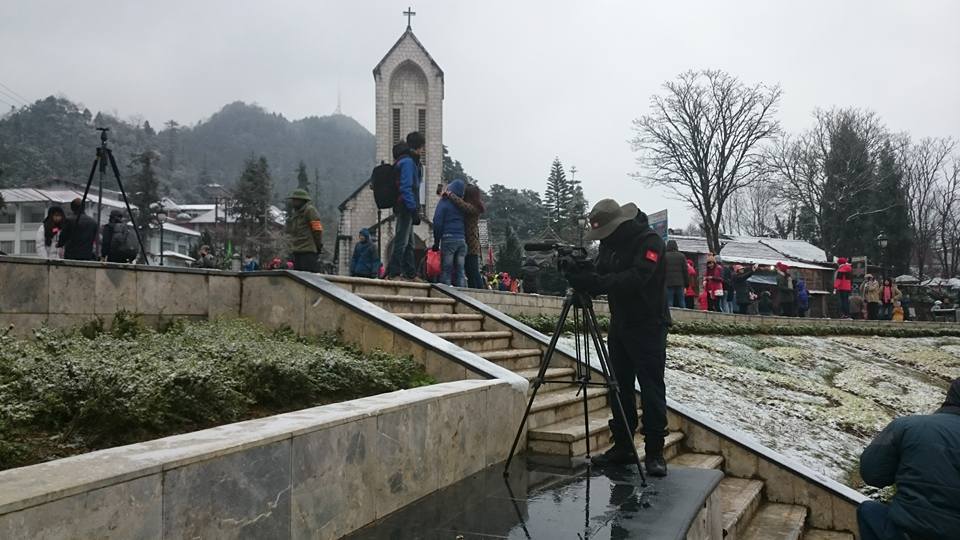 <p class="Normal"> Sáng nay, nhiều bạn trẻ lên Sa Pa từ thứ Bảy may mắn được chứng kiến cảnh tuyết rơi và không quên chụp ảnh kỷ niệm bên những vườn hoa đầy băng tuyết ở khuôn viên trước Nhà thờ Sapa.</p>