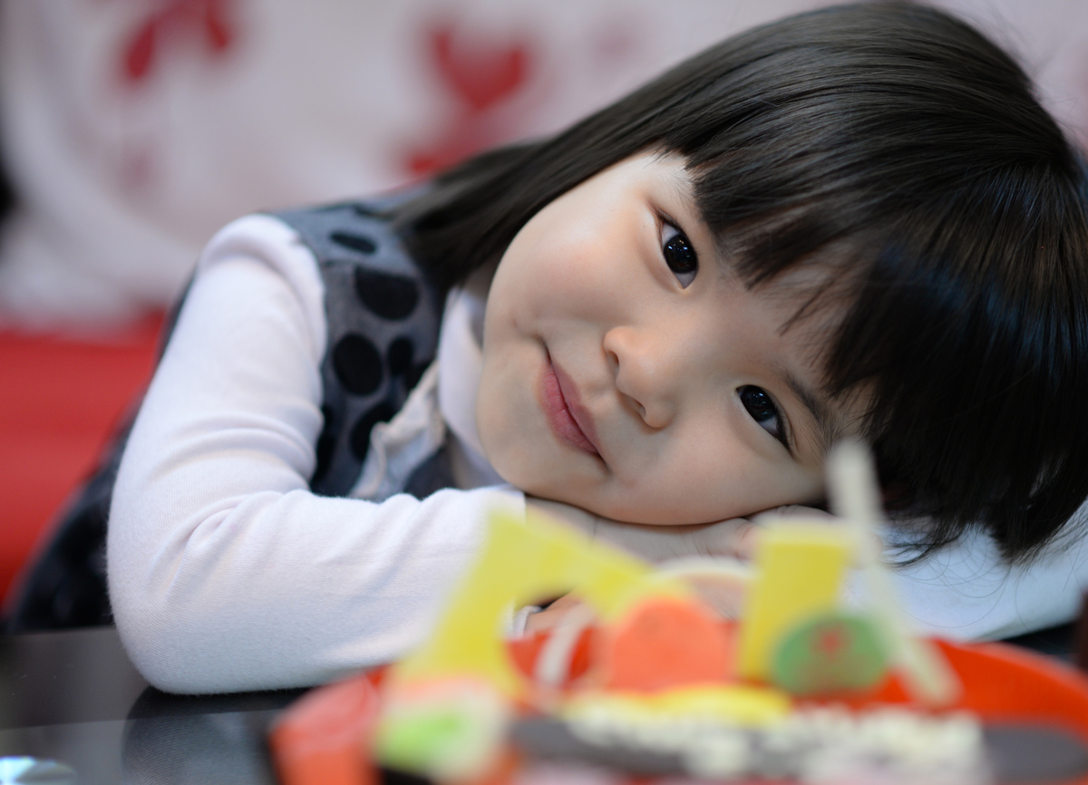 <p> ..."Những dấu chân nhỏ bé / Bước rộng hơn mỗi ngày / Để mai sau / Không bước nhầm lối khác / Để một ngày / Không còn bước chân tôi bên cạnh / Bước chân Nó / Vẫn vững chãi bước đi / Và dìu dắt bước chân kế tiếp"….</p>