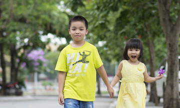 'Nắm tay con đi khắp thế gian'