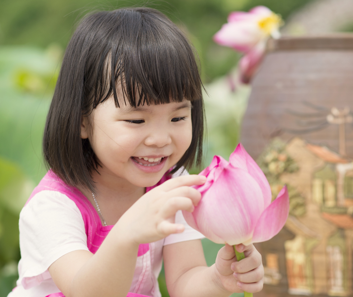 <p> Bé Trần Ngô Thụy Anh, biệt danh Moon, sinh năm 2010, thích búp bê, trang điểm cho búp bê, vẽ…</p>