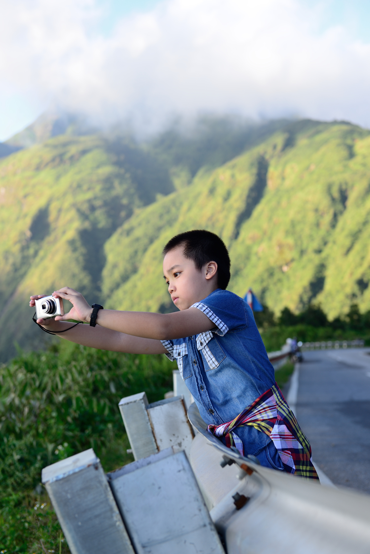 <p> Năm sinh nhật tròn 10 tuổi của Chip (24/1/2015), hai bố con có kế hoạch cùng nhau chinh phục Fansipan. "Điều này không hề điên rồ bởi vì bản thân tôi đã chinh phục chỉ trong 12 tiếng. Với sức khỏe của Chip cùng kinh nghiệm của mình thì tôi tin hai bố con sẽ chinh phục được trong vòng 48 tiếng", anh Ngọc kể. Anh và Chip đã chuẩn bị và luyện tập trong khoảng nửa năm gồm đạp xe và leo 13 tầng cầu thang vài lượt mỗi ngày. Anh cũng nhờ bạn trên Sapa chuẩn bị đầy đủ lương thực và vật dụng, thuê hai người bản địa hỗ trợ, làm đơn cam kết về việc cho trẻ em leo núi và mua được vé từ Ban Quản lý Vườn Quốc gia Hoàng Liên Sơn. </p>