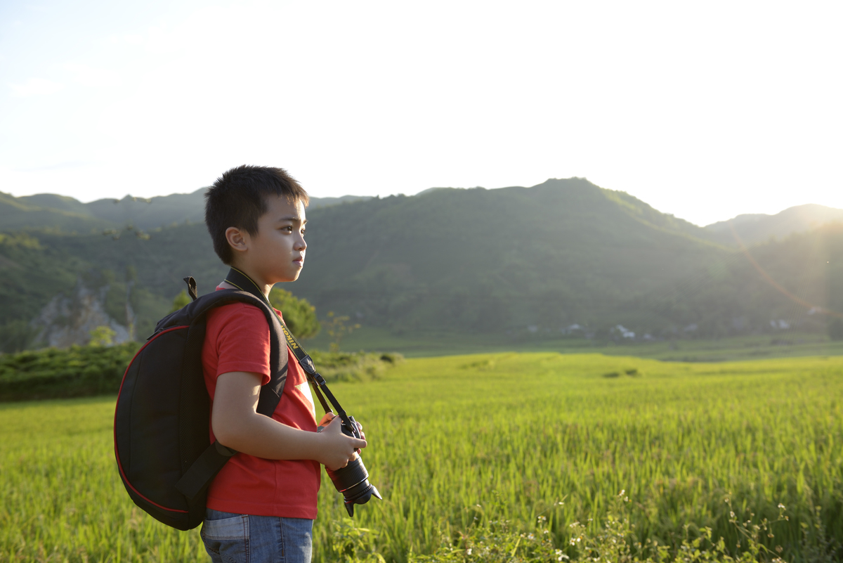 <p> Một trong những bài thơ của anh dành tặng con để gửi niềm mong ước: "12 tháng, 1 tuần tuổi / Nó lẫm chẫm bước đi / Tôi đã mơ một ngày nào đó / Dắt tay Nó / Đi khắp những con đường / Trên quê hương Việt Nam xinh đẹp / Cùng nhau chinh phục / Những đỉnh núi xa mờ / Những cánh đồng nên thơ / Những dòng sông ầm ào đổ về biển cả"…</p>