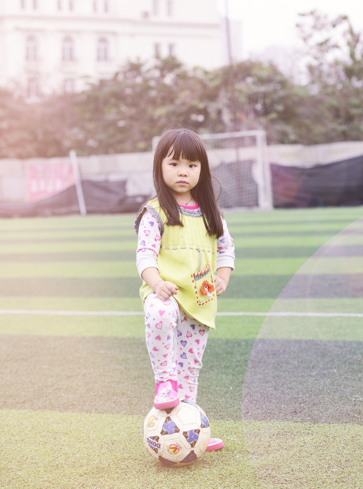 <p> <span style="color:rgb(0,0,0);">Anh và vợ cũng luôn cố gắng gần gũi, chia sẻ và hiểu các con. </span><span style="color:rgb(0,0,0);">Ngoài thời gian cuối tuần hay đi chơi xa, anh vẫn thường cùng con đạp xe,</span><span style="color:rgb(0,0,0);"> xem phim, cùng chơi game, ngồi ở sân bóng xem con tập bóng…</span></p>