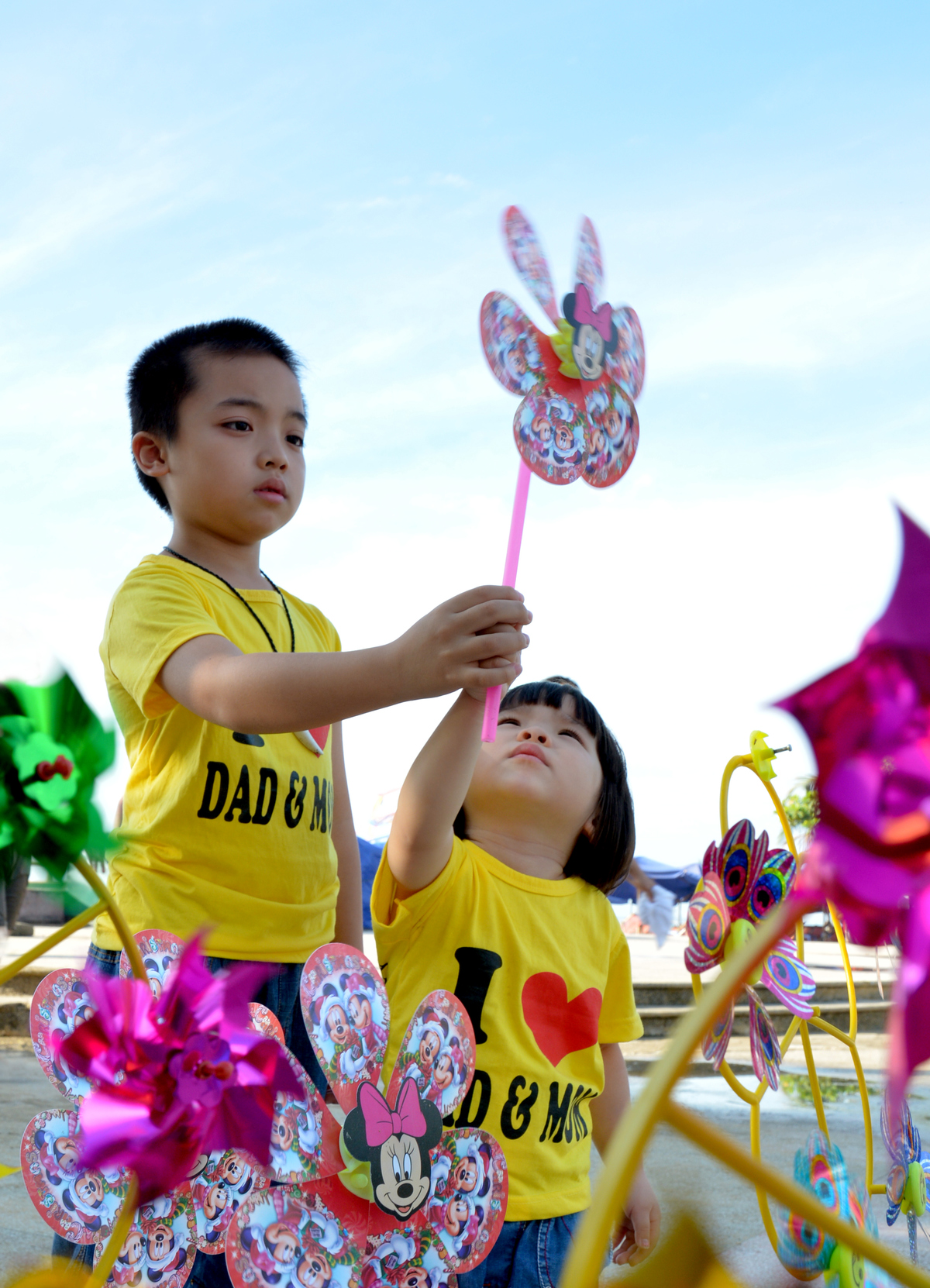 <p class="Normal"> "Tôi không kỳ vọng gì nhiều, chỉ mong con thành người có ích cho xã hội. <span>Chip thích lego và mong muốn thành kiến trúc sư. </span><span>Moon thích búp bê và muốn làm thiết kế thời trang. Gia đình tôi luôn cố gắng giúp các con nuôi dưỡng ước mơ đó", anh bày tỏ.</span></p>