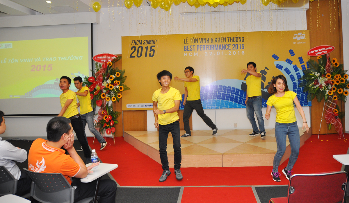 <p> Nhóm nhảy của FPT Software HCM trình diễn bài flashmob chào mừng. Bài nhảy được các nhân viên mới tập luyện trong 3 ngày, đội hình duy nhất có một nữ thể hiện hình ảnh "dương thịnh, âm suy" của nhà Phần mềm.</p>