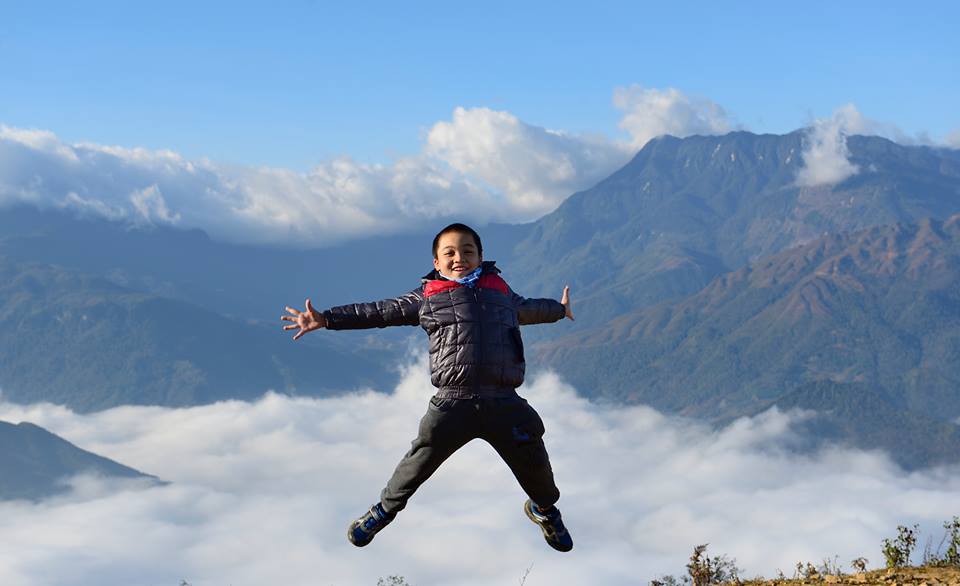 <p> Hai bố đã con nai nịt gọn gàng nhưng lên điểm bắt đầu là Trạm Tôn thì gặp trục trặc. Trạm Bộ đội Biên phòng nhất quyết không đồng ý vì cháu chưa đủ 15 tuổi, trình bày đủ kiểu không được. Cả bố và con đều rất buồn…Sau một hồi suy nghĩ, hai bố con quyết định chuyển hướng không leo Fansipan nữa mà phi xe máy lên Y Tý, một nơi mà giới phượt hay gọi là "Thiên đường của mây". "Và quả đúng như vậy, hai bố con đã có một kỷ niệm tuyệt vời tại đây", anh Ngọc hào hứng.</p>