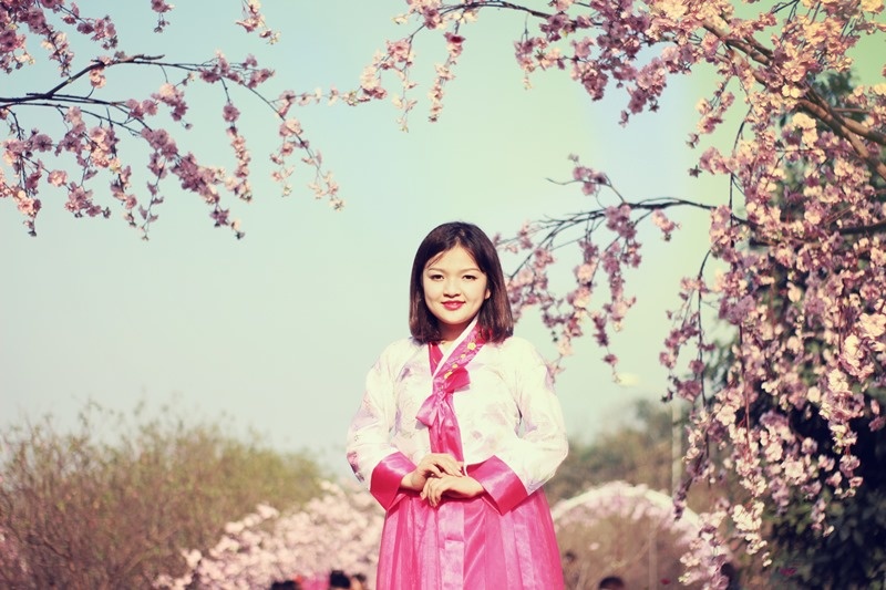 <p> Nữ sinh FPT Polytechnic xinh đẹp và rạng rỡ tạo dáng với Hanbok, trang phục truyền thống của Hàn Quốc, bên những cánh đào xuân.</p>