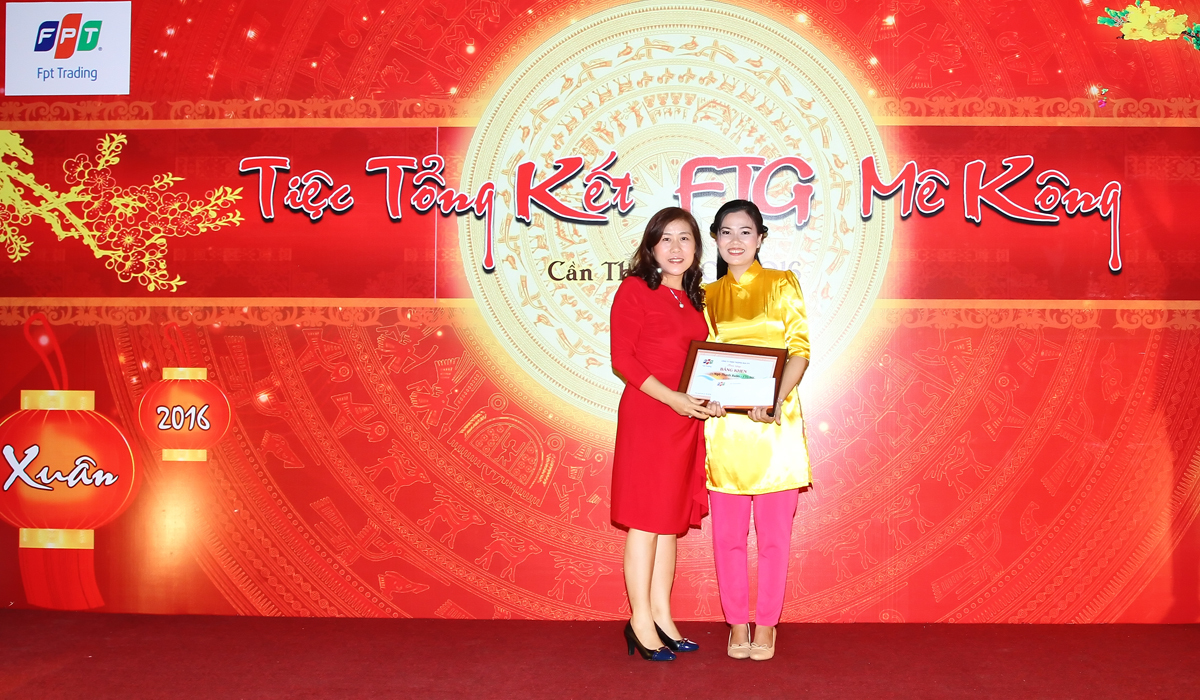 <p> Trong khi đó, chị Ngô Thanh Xuân được vinh danh là Cán bộ văn hóa cấp FPT Trading toàn quốc.</p>