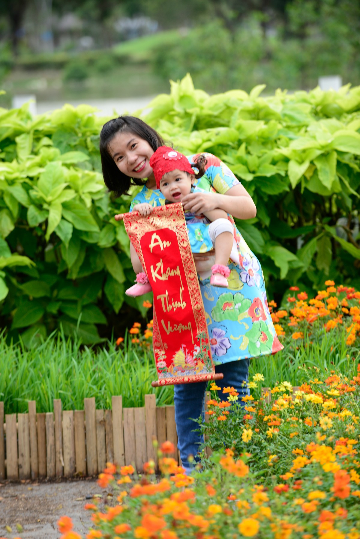 <p> Chị Trương Thanh Huyền (Quản lý thương hiệu) và con gái Misol tươi tắn mừng mùa xuân. </p>