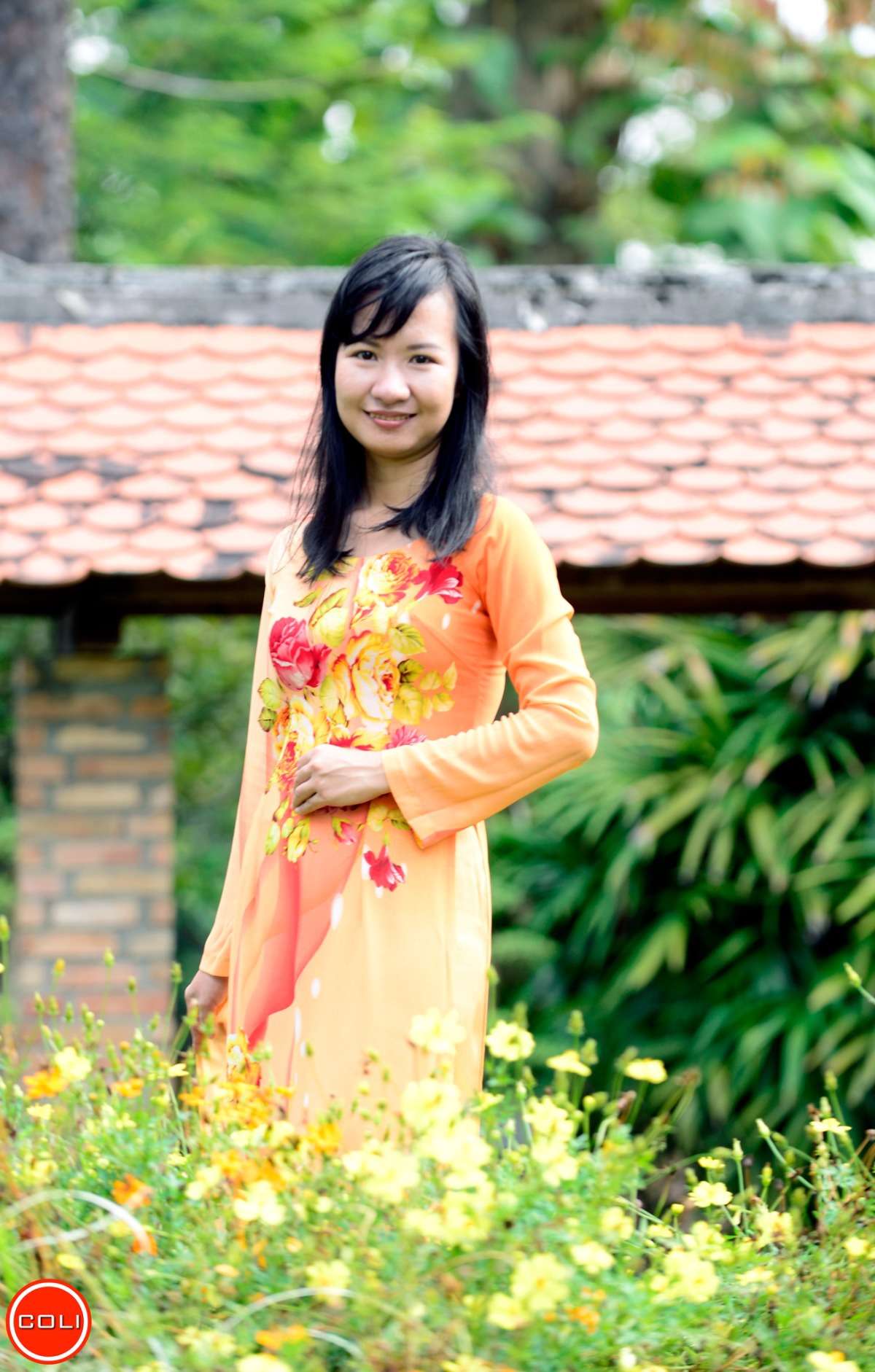 <p> Chị Lê Thanh Kim Dung (Phòng Nhân sự) bẽn lẽn trong tà áo dài.</p>