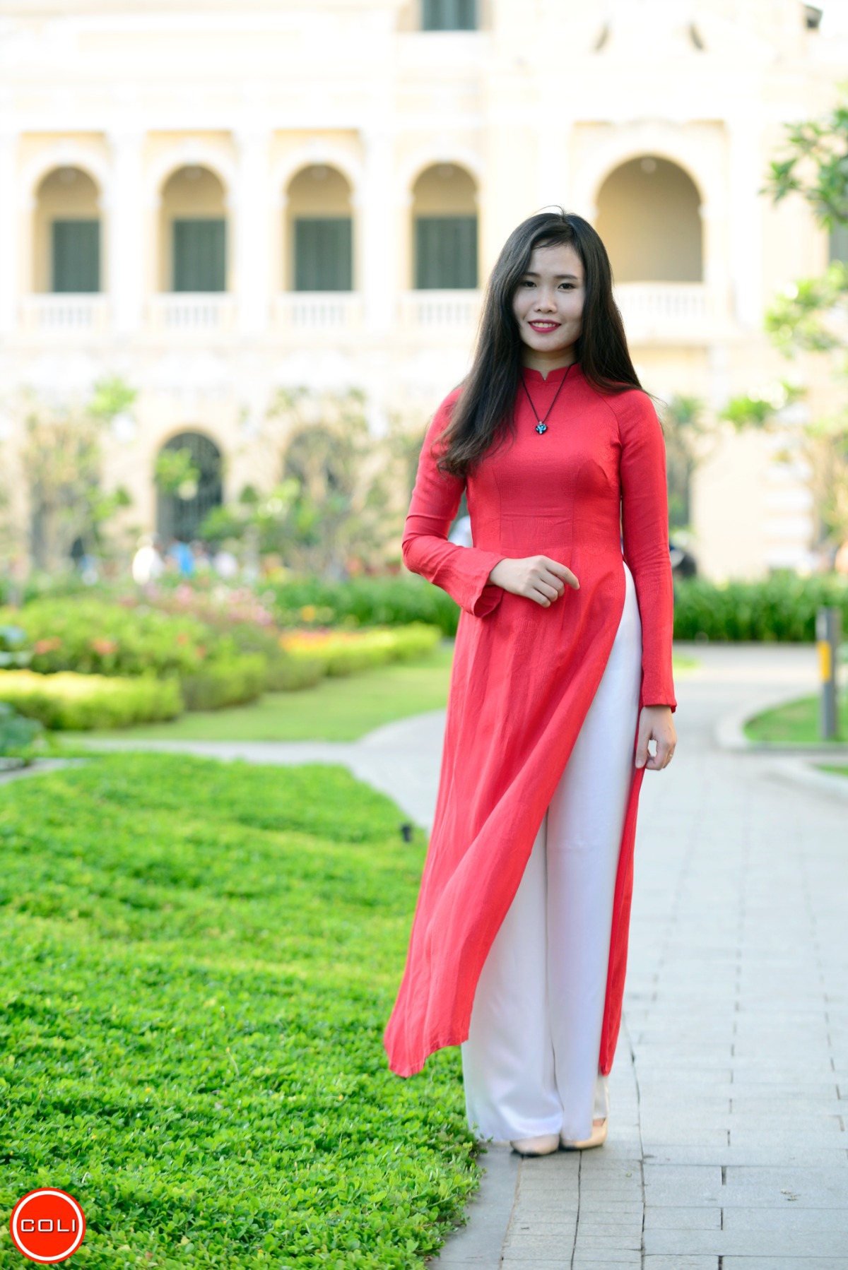<p> Người đẹp Bùi Thị Khánh Thương (Phòng Vận hành) tươi tắn và quyến rũ trong bộ áo dài đỏ. </p>