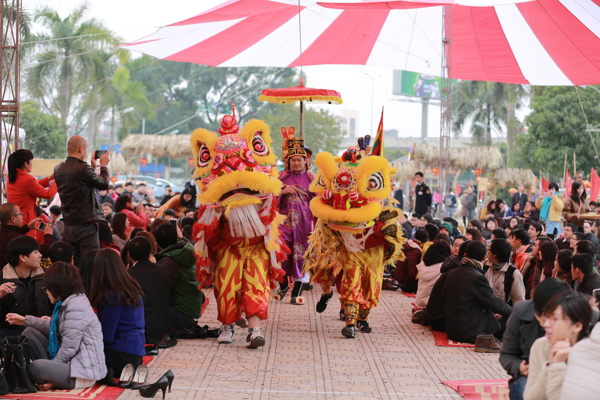 <p> Sáng nay (ngày 3/2), Hội làng FPT 2015 diễn ra tại Trung tâm Văn hóa quận Thanh Xuân, Hà Nội, thu hút khoảng 600 CBNV tham dự. </p>