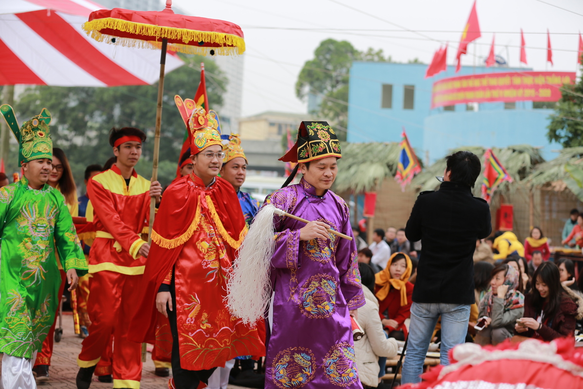 <p> Như mọi năm, nghi lễ rước Trạng truyền thống được tổ chức trang trọng tại Hội làng. Đoàn rước trạng gồm vua, quan Công, tam khôi, thị nữ, lính cầm lọng, lính cầm cờ và 2 con lân làm nhiệm vụ hoạt náo trên nền nhạc Lưu thủy kim tuyền. </p> <p> Trong kỳ thi Trạng FPT 2015, Chu Quang Huy (áo đỏ) đã trở thành Trạng nguyên trẻ nhất của FPT và là người đầu tiên của FPT Retail dành được danh hiệu cao quý trong phong trào học tập cấp tập đoàn. Hai danh hiệu còn lại là Bảng nhãn Lê Trạch Dinh (FPT Software) và Thám hoa Nguyễn Hữu Hoài Hưng (FPT Telecom). Trừ Trạng nguyên, cả Bảng nhãn và Thám hoa đang làm việc tại TP HCM nên khi ra tham dự Hội làng, ấn tượng đầu tiên của hai anh là "quá lạnh". </p>