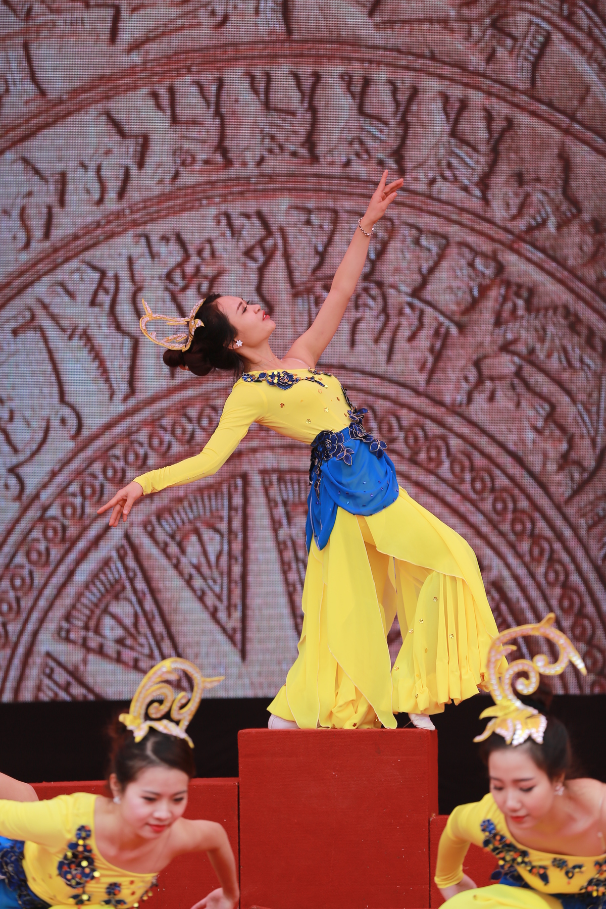 <p> Bùi Thị Kim Thoa, Đoàn Văn công, là vũ công múa chính trong bài "Cánh mặt trời". </p>