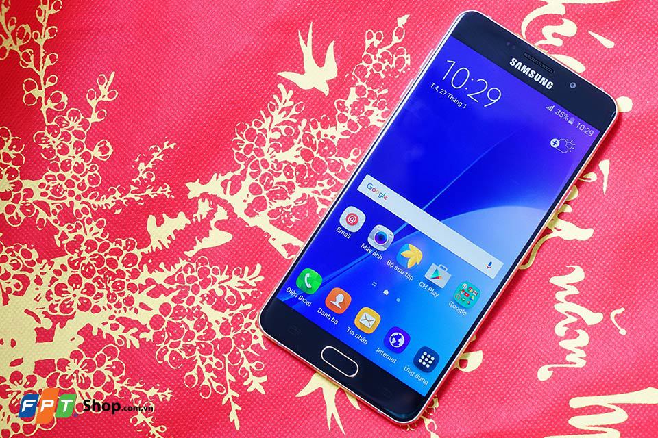 <p class="Normal"> Nếu như Galaxy A5 2016 là một trong những smartphone Android đẹp nhất thế giới hiện nay thì tất nhiên là người anh em <a href="http://fptshop.com.vn/dien-thoai/samsung-galaxy-a7-2016"><strong>Galaxy A7 2016</strong></a> cũng không thể nằm ngoài danh sách này. Với ngôn ngữ thiết kế y hệt Galaxy A5 2016, Galaxy A7 chỉ khác về kích thước màn hình là 5,5 inch dành cho những ai yêu thích một chiếc Phablet màn hình lớn. Theo đánh giá của trang công nghệ Phone Arena, Samsung Galaxy A7 còn là chiếc smartphone pin tốt nhất hiện nay. <span>Giá bán tại FPT Shop hiện là 10.990.000 đồng.</span></p>