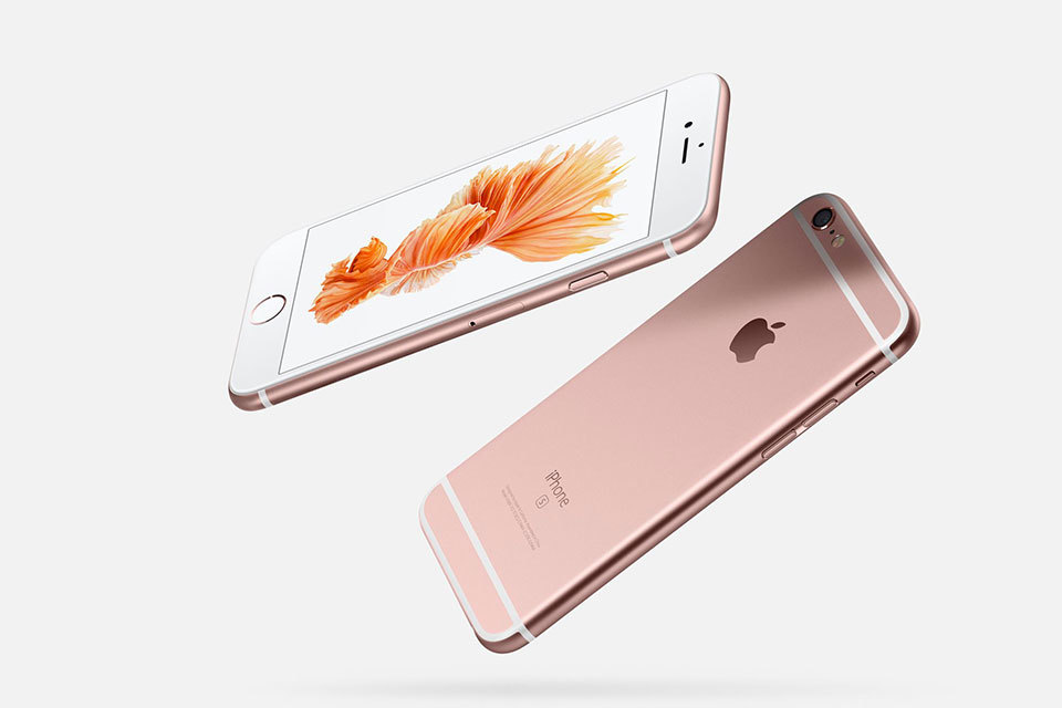 <p class="Normal"> Không cần thay đổi nhiều về thiết kế so với iPhone 6, <a href="http://fptshop.com.vn/dien-thoai/iphone-6s"><strong>iPhone 6s</strong></a> vẫn là một trong những smartphone đẹp nhất thị trường. Ngoài thiết kế nhôm nguyên khối tinh tế với các cạnh bo tròn mềm mại, iPhone 6s còn được bổ sung màu vàng hồng cực kỳ sang trọng và nữ tính. Bên cạnh đó, sự nâng cấp mạnh mẽ về cấu hình và camera cũng khiến cho iPhone 6s có thêm sức hút. FPT Shop đang bán với giá <span>18.889.000 đồng.</span></p>