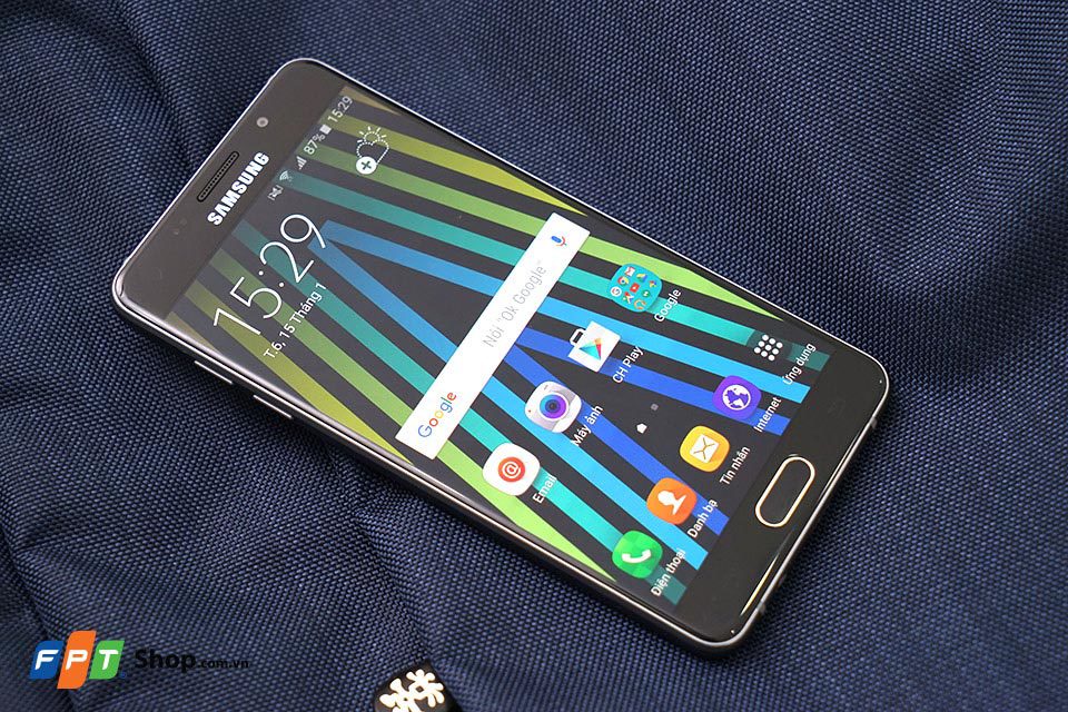 <p class="Normal"> <a href="http://fptshop.com.vn/dien-thoai/samsung-galaxy-a5-2016"><strong>Samsung Galaxy A5 2016</strong></a> là ứng cử viên đầu tiên lọt vào danh sách này. Máy có một bộ khung kim loại tuyệt đẹp cùng thiết kế hiện đại đủ để làm nên đẳng cấp. Nhiều người cho rằng chính Galaxy A5 mới là smartphone đẹp nhất của Samsung thời điểm hiện tại chứ không phải Note 5 hay S6. Phần viền màn hình siêu mỏng mặt trước cũng làm tôn thêm vẻ quyến rũ cho Galaxy A5 2016. Không chỉ đẹp, Samsung Galaxy A5 còn gây ấn tượng về hiệu năng, camera và cả thời lượng pin. Thời lượng pin Galaxy A5 2016 thuộc top đầu các smartphone pin tốt nhất thế giới. <span>Giá bán hiện tại là 8.990.000 đồng.</span></p>