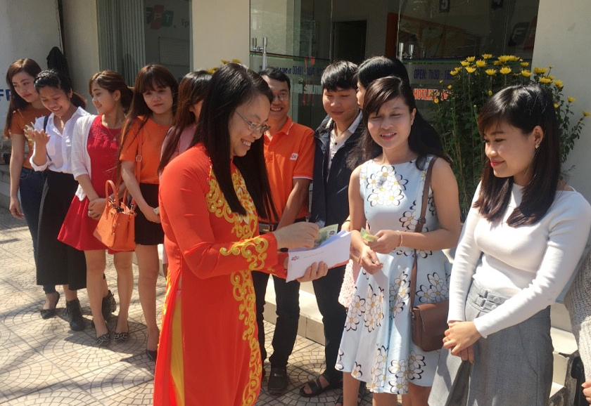 <p> Ngày 11/2 (tức mùng 4 Tết), chị Chu Thanh Hà, Chủ tịch FPT Telecom, đã đến thăm và chúc Tết CBNV chi nhánh Huế.  </p>