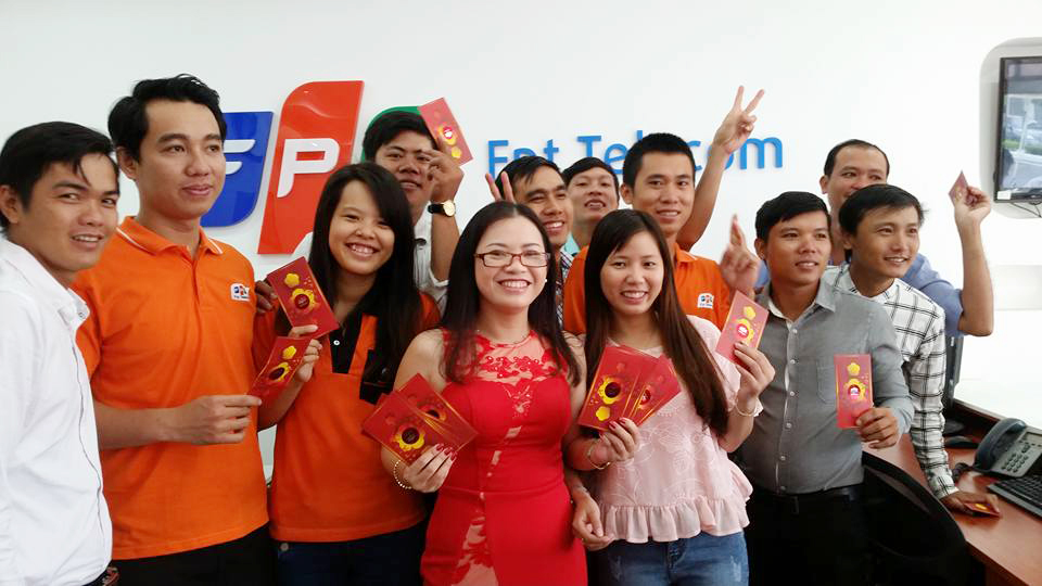<p> Tận cùng đất nước, FPT Telecom Cà Mau cũng ra quân sớm. Chị Phan Thị Thanh Thu (giữa), Giám đốc chi nhánh, cho biết các khối Kinh doanh, Kỹ thuật, Chăm sóc khách hàng... cùng làm việc sớm để khởi động năm mới. "Sau khi mở cửa, đã có những khách hàng đầu tiên đến giao dịch tại quầy".</p>