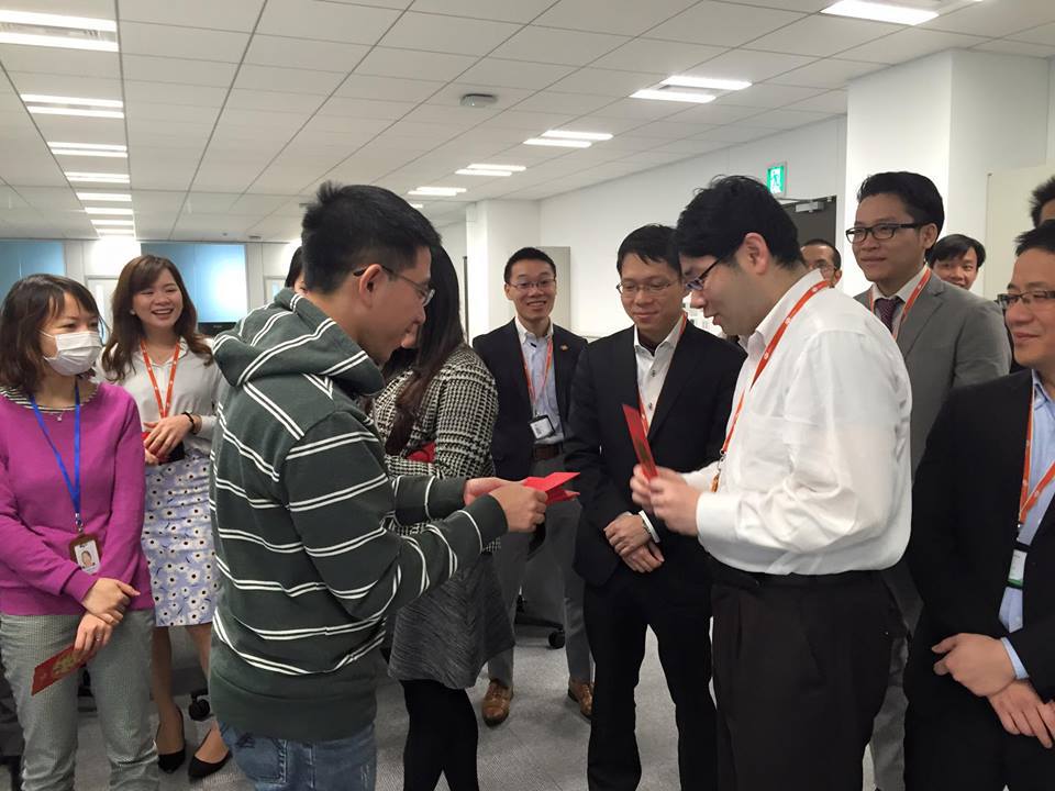 <p> Trước đó, CEO FPT Software Hoàng Việt Anh đã bay sang Nhật Bản công tác. Sáng thứ Hai (giờ Tokyo), TGĐ Phần mềm FPT đã lì xì và chúc mừng năm mới đơn vị toàn cầu hóa lớn nhất FPT.</p>