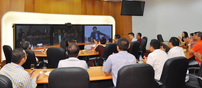 <p> Trong ngày đầu đi làm (ngày 15/2), FPT các miền và FPT Campuchia đã có cuộc họp giao ban đặc biệt qua hệ thống Teleconference. Thay vì các con số, Ban lãnh đạo và đại diện công ty thành viên đã cùng nhau chúc mừng năm mới và chia sẻ ước nguyện. PTGĐ FPT Đỗ Cao Bảo tiết lộ tin vui trong ngày đầu năm với việc FPT IS giành được những hợp đồng lớn.</p>