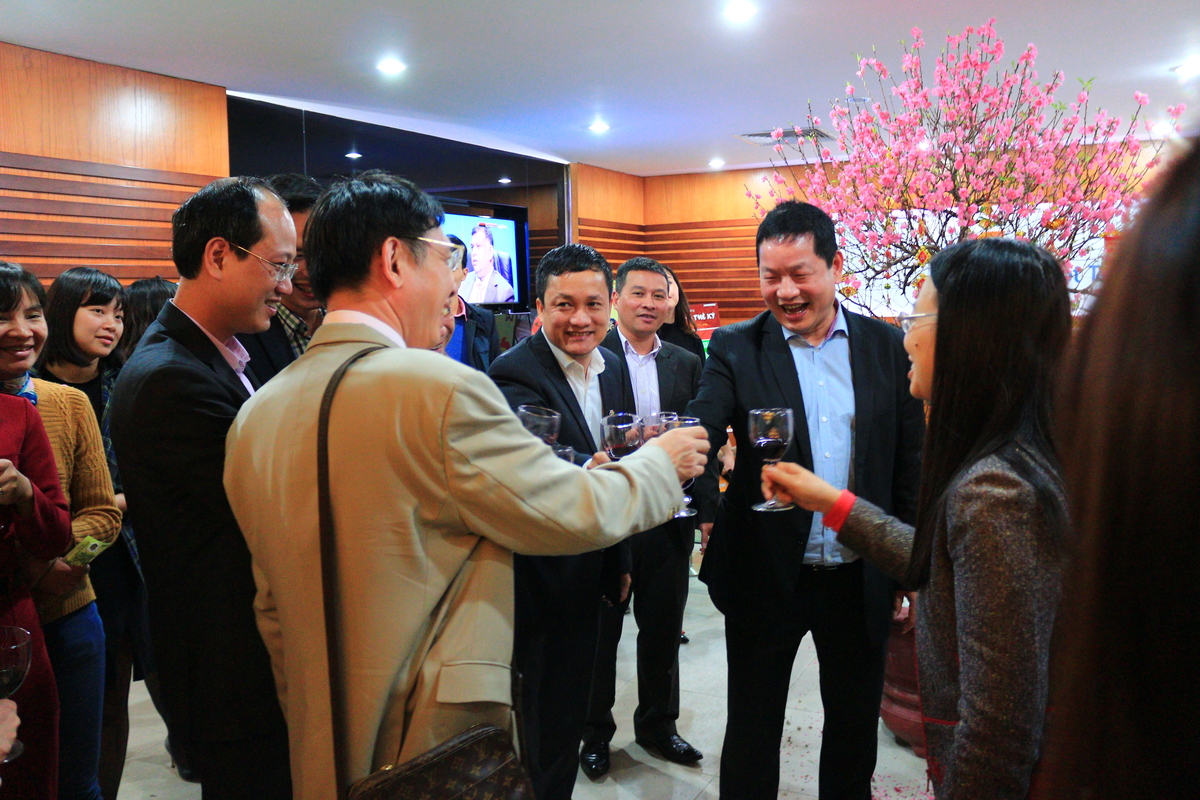 <p> Sau cuộc họp giao ban nhanh, Ban lãnh đạo FPT tiếp tục di chuyển qua các đơn vị đóng quân tại Hà Nội để chúc mừng năm mới. Chủ tịch Trương Gia Bình mong muốn FPT Telecom sẽ trở thành trung tâm của đổi mới. "Các bạn có nhiều thuận lợi phát triển những công nghệ như IoT, SMAC... để bắt kịp xu hướng cung cấp các dịch vụ công nghệ theo xu hướng của thế giới", anh nhấn mạnh.</p>